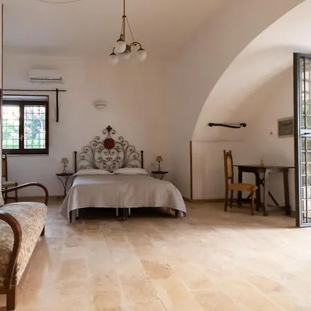 Masseria Parco Di Castro Montalbano (Apulia)